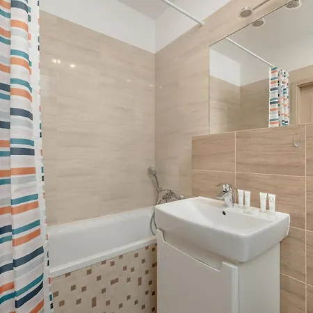 Wilczak Spacious With Free Garage By Renters Appartamento