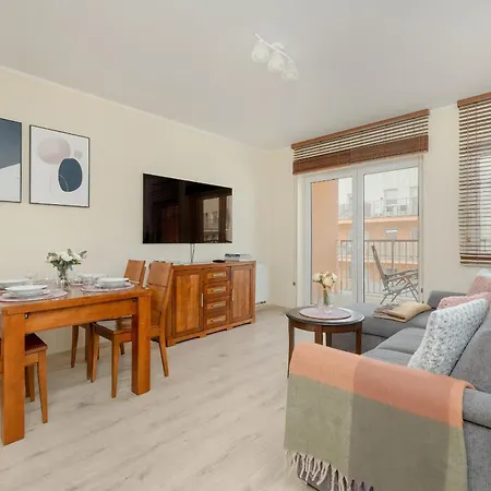 Wilczak Spacious With Free Garage By Renters Appartamento